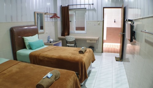 Habitación superior con 1 cama doble o 2 individuales, planta baja