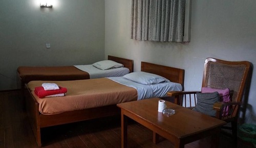 Habitación básica con 2 camas individuales