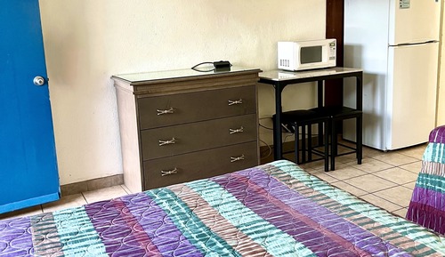 Habitación estándar doble, varias camas, no fumadores, baño privado (3 Double Beds & 2 Color TVs)