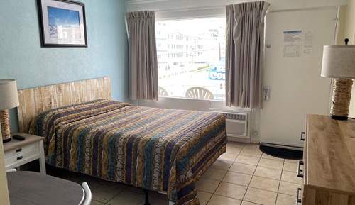 Habitación estándar doble, varias camas, no fumadores, baño privado (1 Queen Bed & 1 Double Bed)