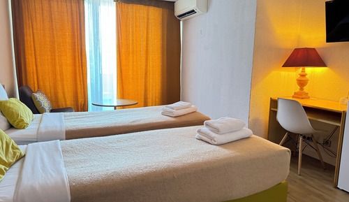 Habitación panorámica con 2 camas individuales, balcón