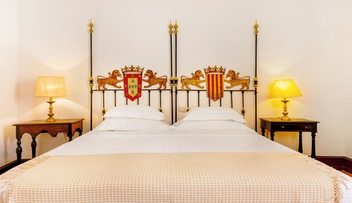 Habitación superior con 1 cama doble o 2 individuales, vistas a la ciudad