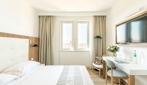 Habitación superior con 1 cama doble o 2 individuales, vistas a la bahía