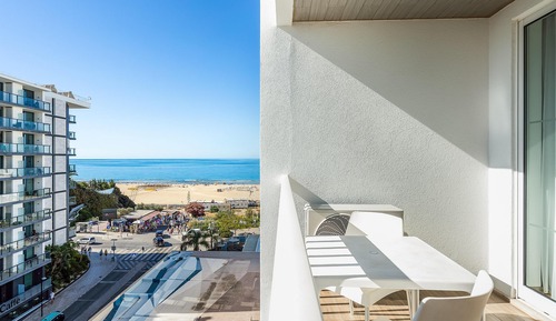 Habitación superior con 1 cama doble o 2 individuales, vistas parciales al mar