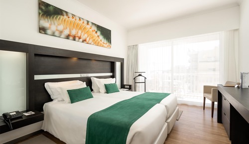 Habitación superior con 1 cama doble o 2 individuales, vistas parciales al mar