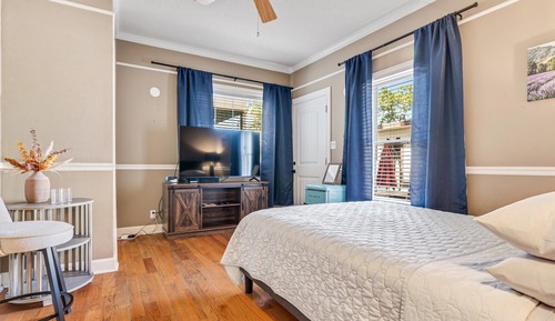 Room, 1 Queen Bed (Ms. Holiday)