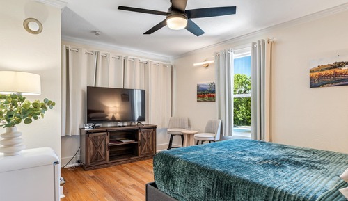 Room, 1 Queen Bed (Ella's Place)