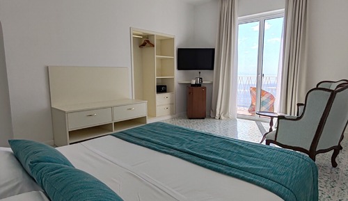 Habitación clásica con 1 cama doble o 2 individuales, vistas al mar, en una planta alta