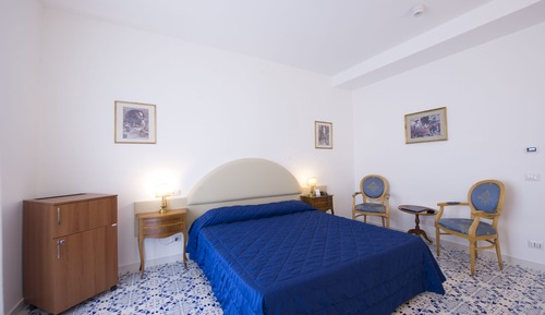 Habitación superior con 1 cama doble o 2 individuales, balcón, vistas al mar