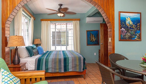 Estudio estándar, 1 cama de matrimonio grande, cocina, vistas parciales al mar