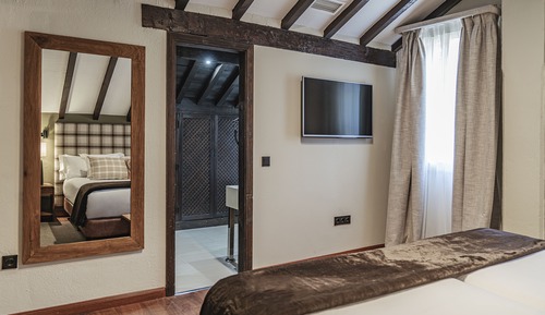 Suite (4 Adults + 1 Child)