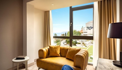 Habitación superior con 1 cama doble o 2 individuales, vistas parciales al mar