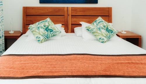 Habitación con 1 cama doble o 2 individuales, vistas a la piscina