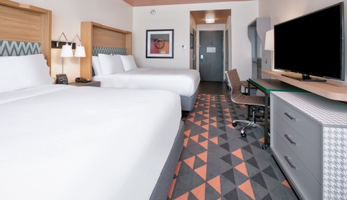 Habitación estándar, 2 camas de matrimonio (Roll-In Shower)