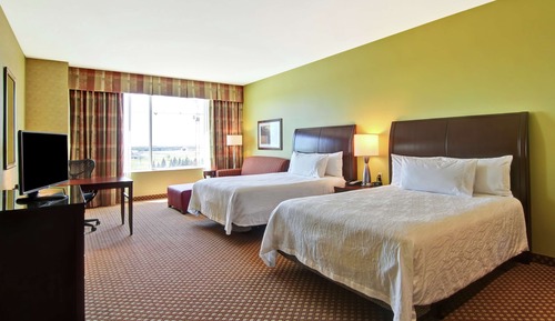 2 Queen Fully accessible w/ bathtub