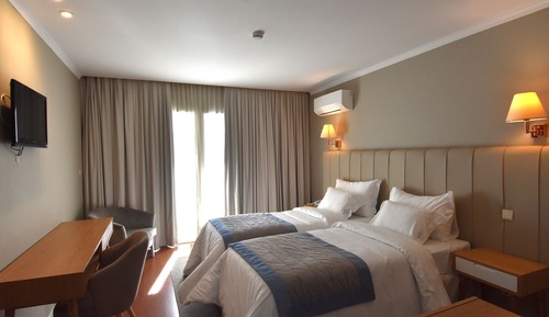 Habitación con 1 cama doble o 2 individuales, vistas a la piscina