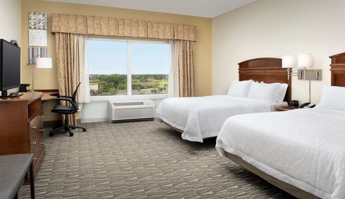 Habitación, 2 camas de matrimonio (Mobility & Hearing, Roll-In Shower)