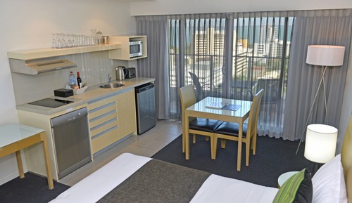 Apartamento, balcón, vistas a la ciudad (Weekly Housekeeping - Dual Key)