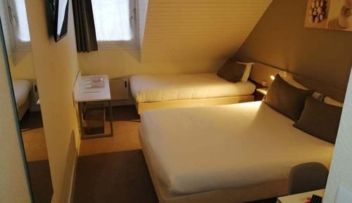 Habitación triple clásica (View back of the hotel)