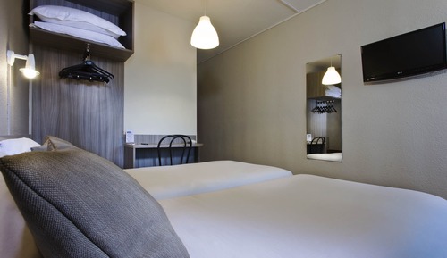Habitación clásica con 2 camas individuales (View back of the hotel)