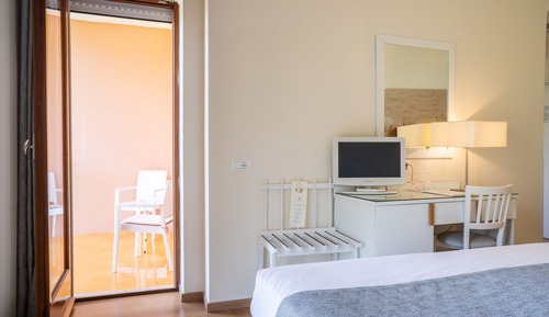 Habitación con 1 cama doble o 2 individuales, vistas a la piscina