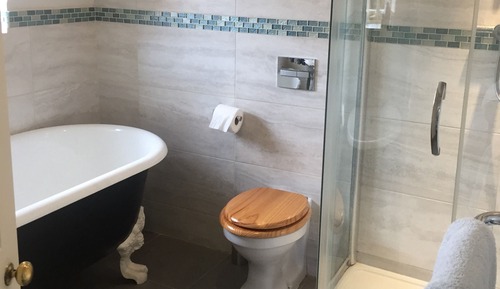 Habitación con 1 cama doble o 2 individuales, baño privado