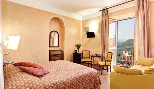 Villa, balcón, en edificio anexo (Romita)