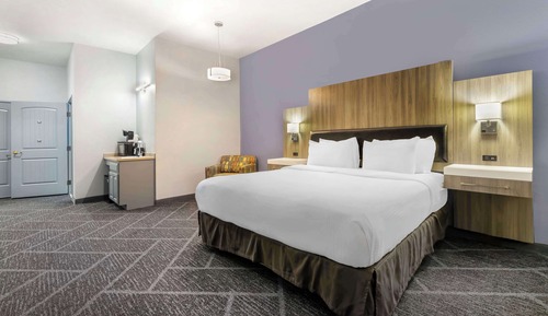 Suite, 1 cama de matrimonio grande, no fumadores, bañera de hidromasaje (Dining Table)