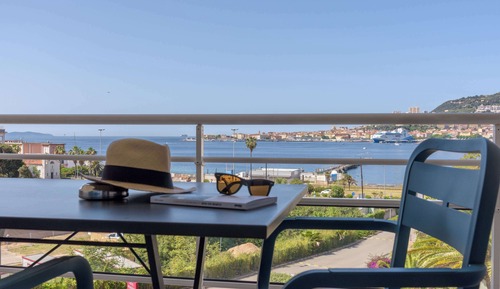 Suite, varias camas, terraza, vistas al mar