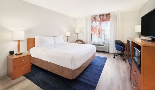 Habitación Deluxe, 1 cama de matrimonio grande con sofá cama (Mobility Accessible, Roll-In Shower)