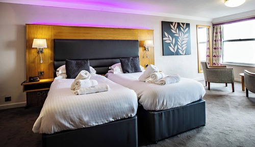 Habitación superior con 1 cama doble o 2 individuales