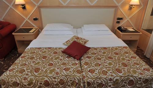 Habitación superior con 1 cama doble o 2 individuales, balcón, vistas a la piscina