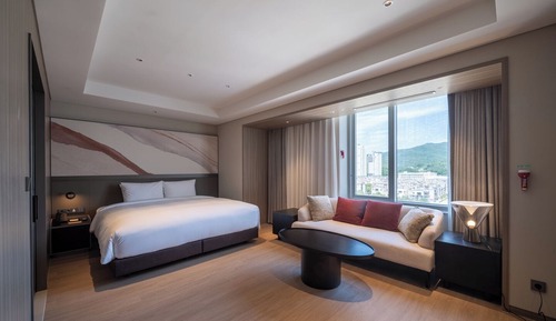 Premier Corner King Room + Urban Oasis Pass for 2 (Indoor Swimming pool / Sauna / Fitness)