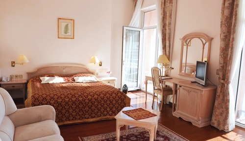 Habitación superior, balcón, vistas parciales al mar