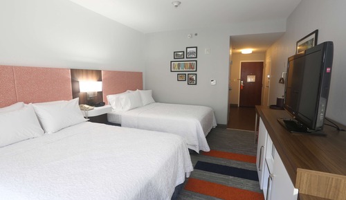 Habitación, 2 camas de matrimonio, accesible para personas con discapacidad (Mobility & Hearing)