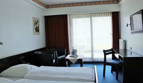 Habitación con 1 cama doble o 2 individuales, balcón (Partial river view)