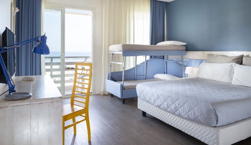 Habitación cuádruple, balcón, vistas al mar