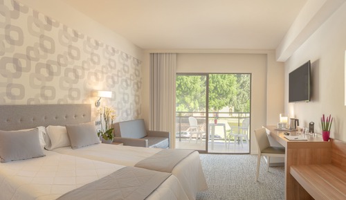 Habitación doble superior, terraza, vistas a la ciudad (3 Adults and 1 Child)