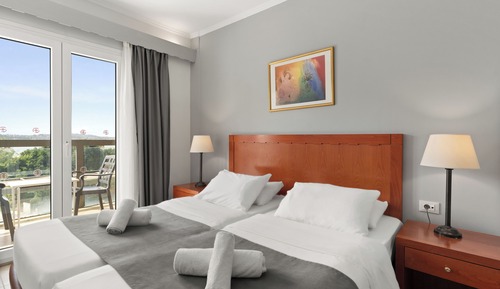 Habitación con 1 cama doble o 2 individuales, vistas al lago