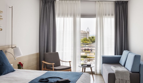 Habitación triple Premium, vistas a la piscina ( 3 adults)