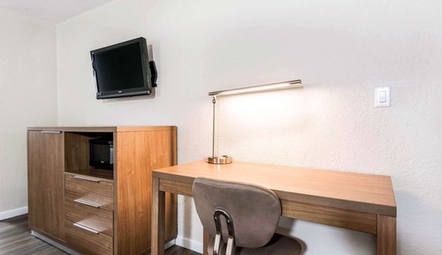 Standard Room, 2 Queen Beds, Parking Lot View, Pets Allowed