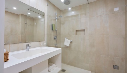 Habitación básica con 1 cama doble o 2 individuales