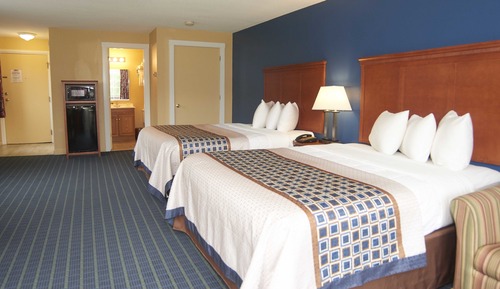 Deluxe 2 queen with the sofa Bed with the Mountain view