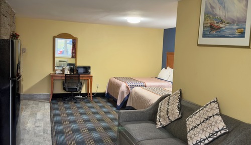 Deluxe 2 two queen with sofa bed and Kitchenette