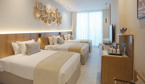 Habitación triple Deluxe, vistas a la piscina