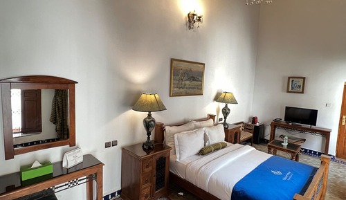 Suite, baño privado, vistas a la piscina (Narjis)