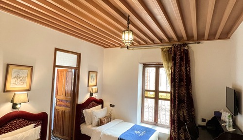 Habitación básica con 2 camas individuales, baño privado (Rihane)