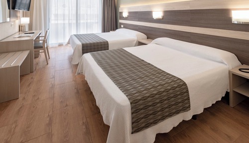 Habitación cuádruple estándar, balcón (2 adults + 2 children)