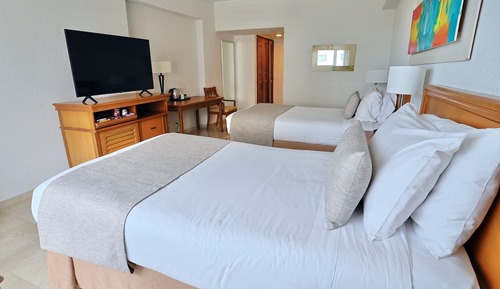 Habitación ejecutiva, varias camas, vistas parciales al mar