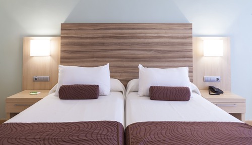 Habitación estándar con 1 cama doble o 2 individuales, balcón